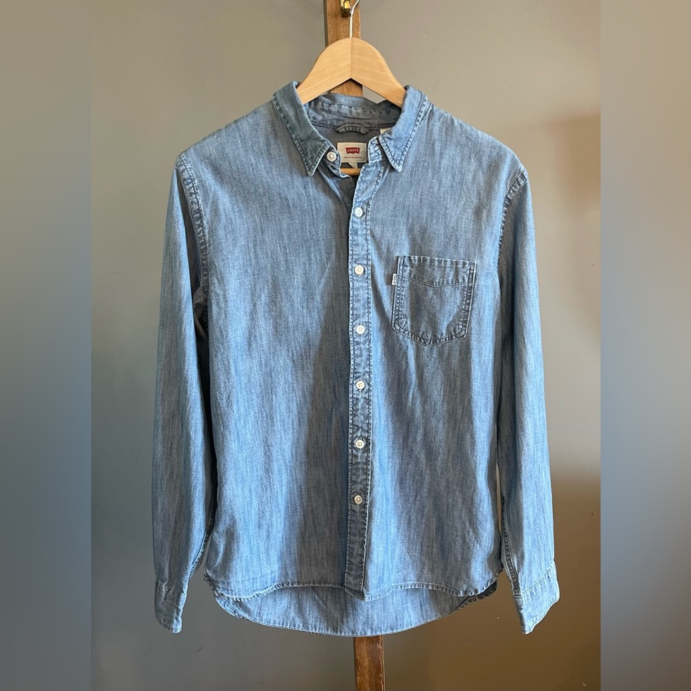 Levi’s White Tab Light Blue Denim Button-down Chambray Shirt